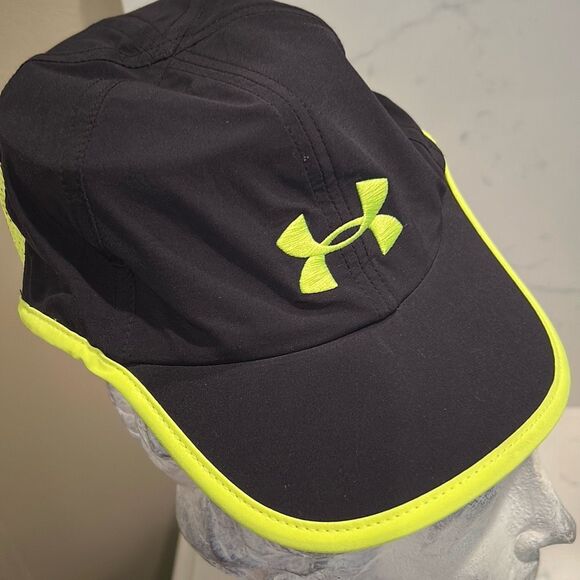 UNDER ARMOUR Black Feather Light Hat - Picture 2 of 5